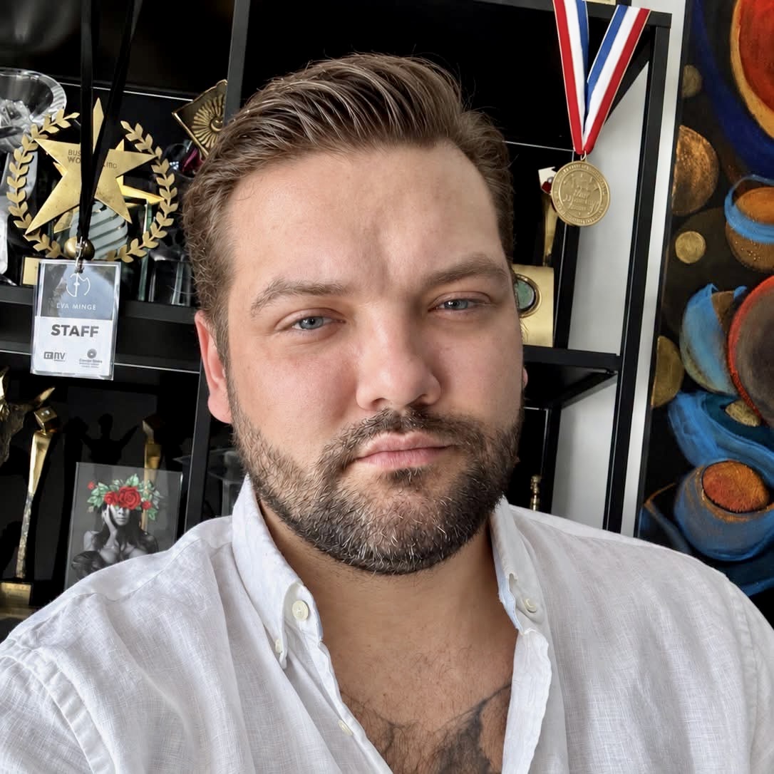 Oskar Minge w białej koszuli, w pracowni